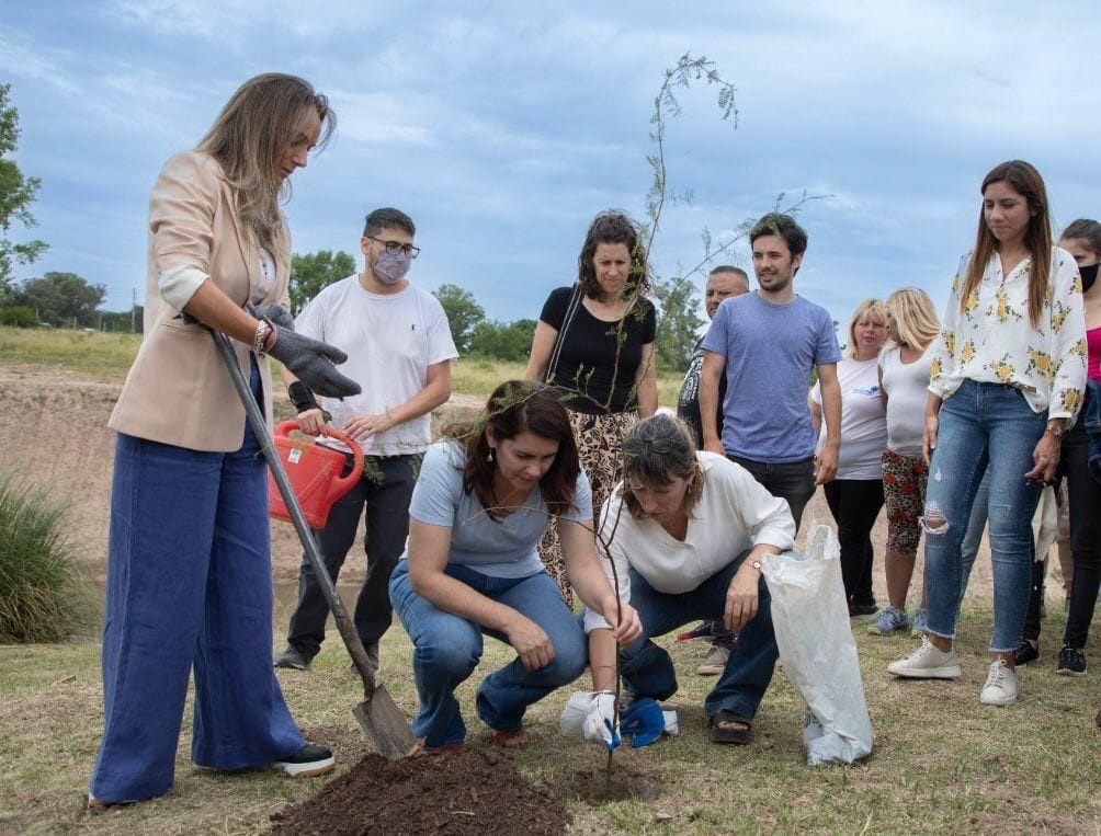 Factura digital por árboles: Malena Galmarini participó en la primera plantación del programa "EcoAySA"