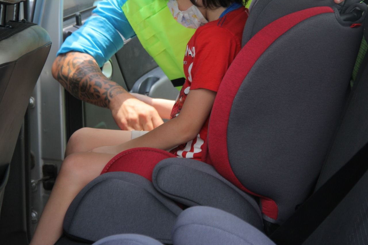 Transporte y Seguridad Vial entregan sillitas infantiles a turistas que viajan en auto hacia la Costa Atlántica