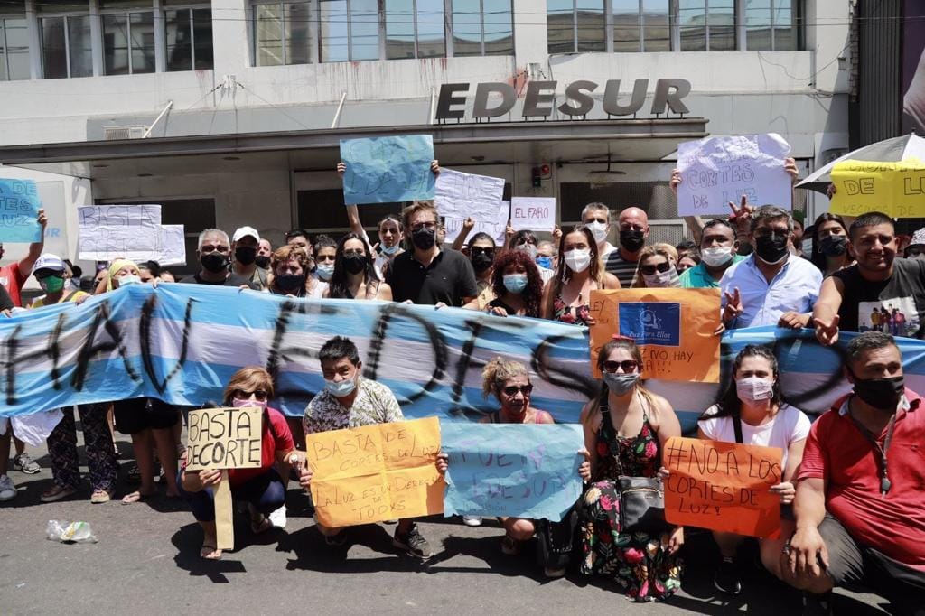 Protesta contra Edesur en Lomas de Zamora: La Intendenta interina marchó a la empresa junto a vecinos