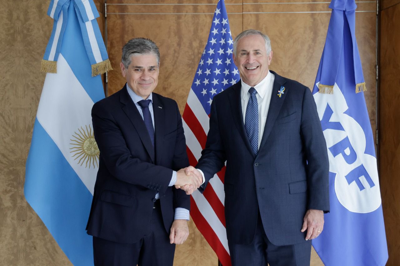 Con nutrida agenda, presidente de YPF se reunió con el embajador de Estados Unidos en Argentina