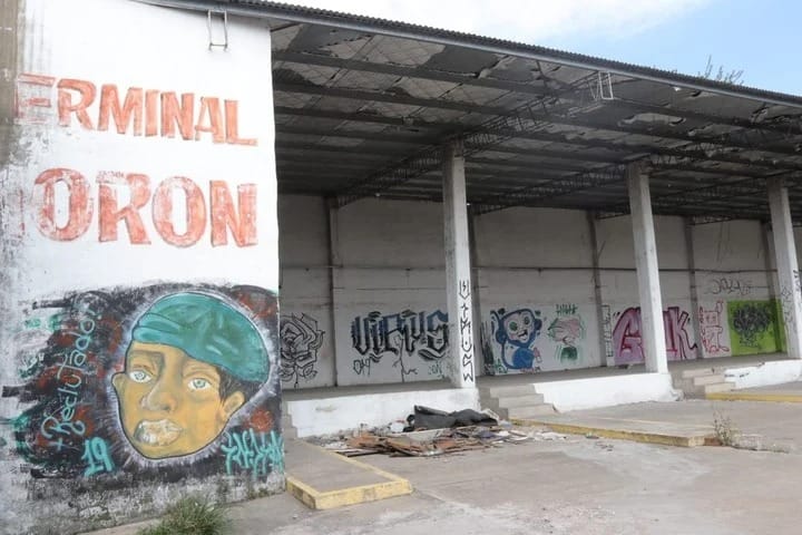 Guerra contra la inflación: En Morón "batallan" convirtiendo una terminal abandonada en un mercado popular