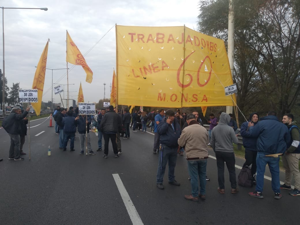 Línea 60: Trabajadores encabezan un corte parcial en la Panamericana en reclamo por despidos