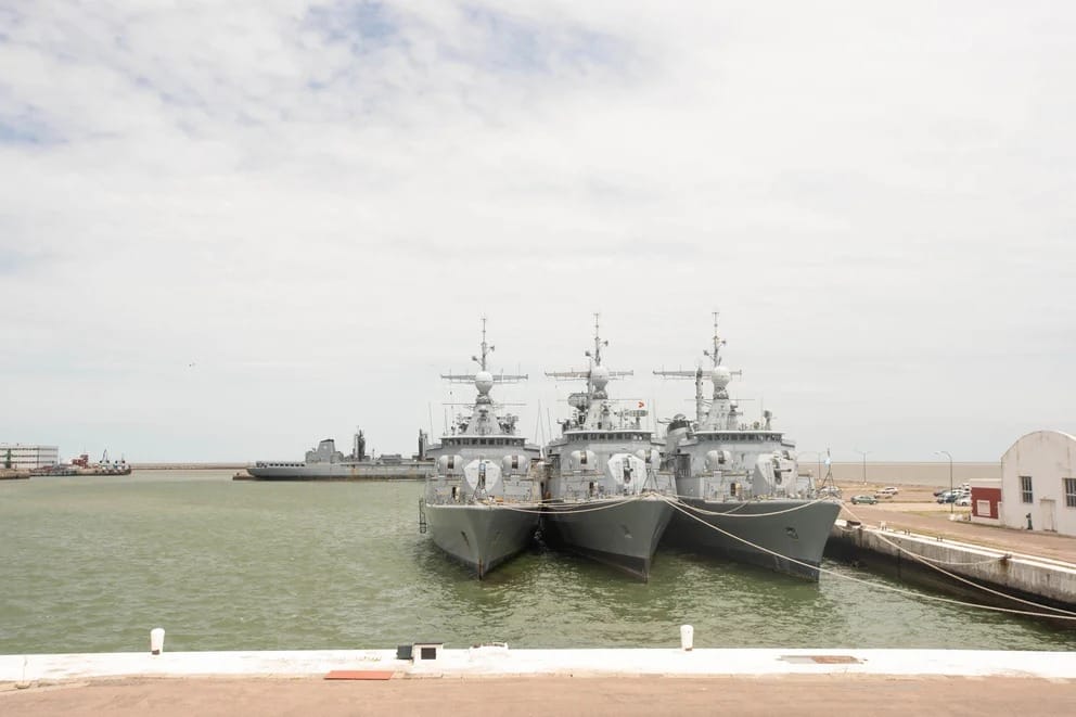 Encuentran 140 kilos de cocaína flotando en bolsos sobre el agua frente a una base de la Armada en Bahía Blanca