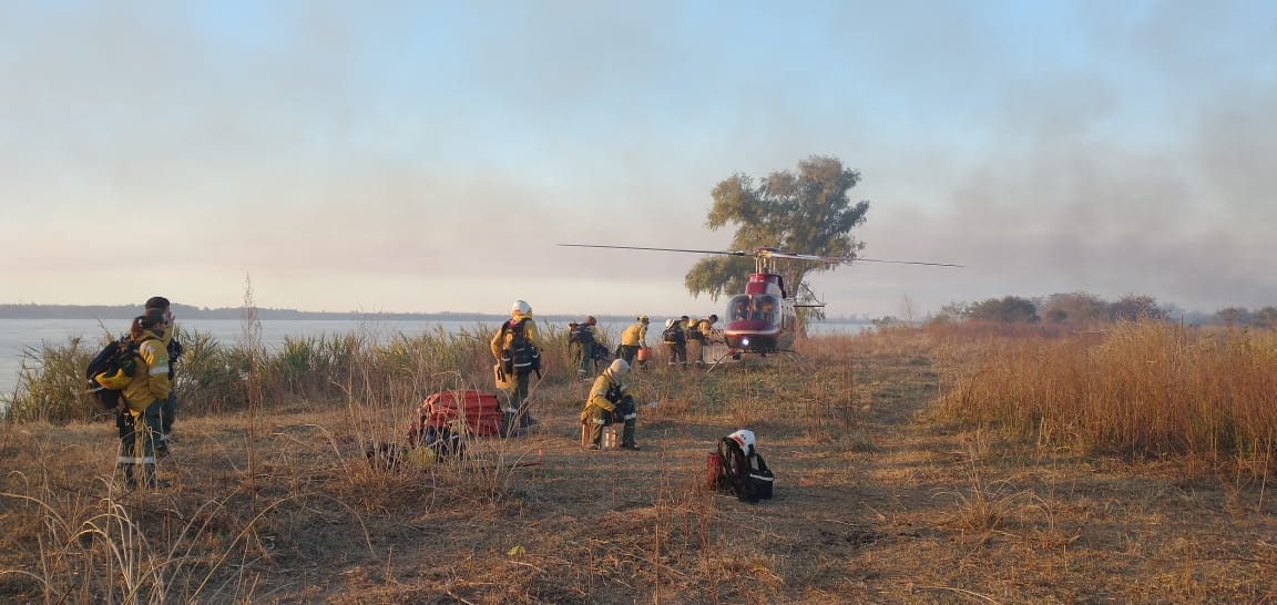 Otra vez preocupan los incendios en el Delta del río Paraná: Intentan apagar el fuego en San Nicolás y San Pedro