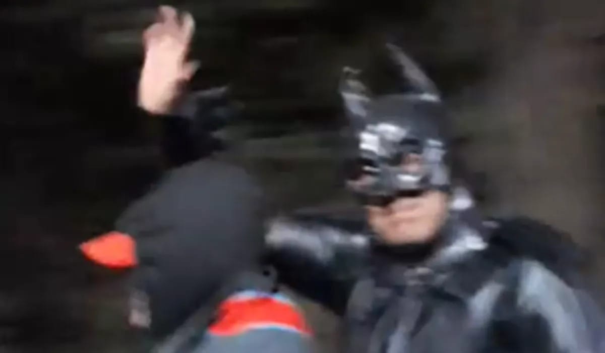 Insólito: Batman estaba haciendo dedo en Ezeiza y una moto lo levantó
