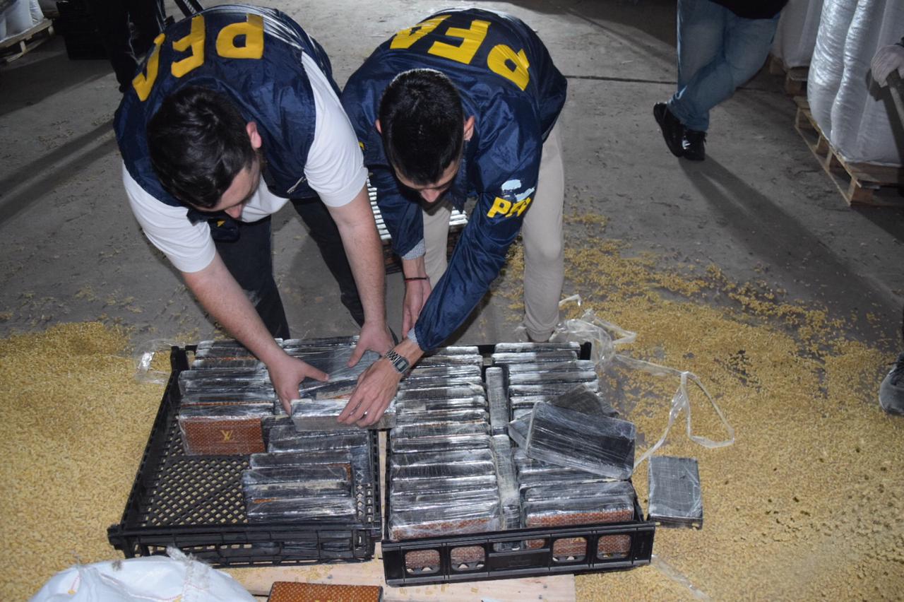 Desarticularon banda delictiva que intentó enviar 1600 kilos de cocaína a Dubai: Autos de alta gama y armas automáticas