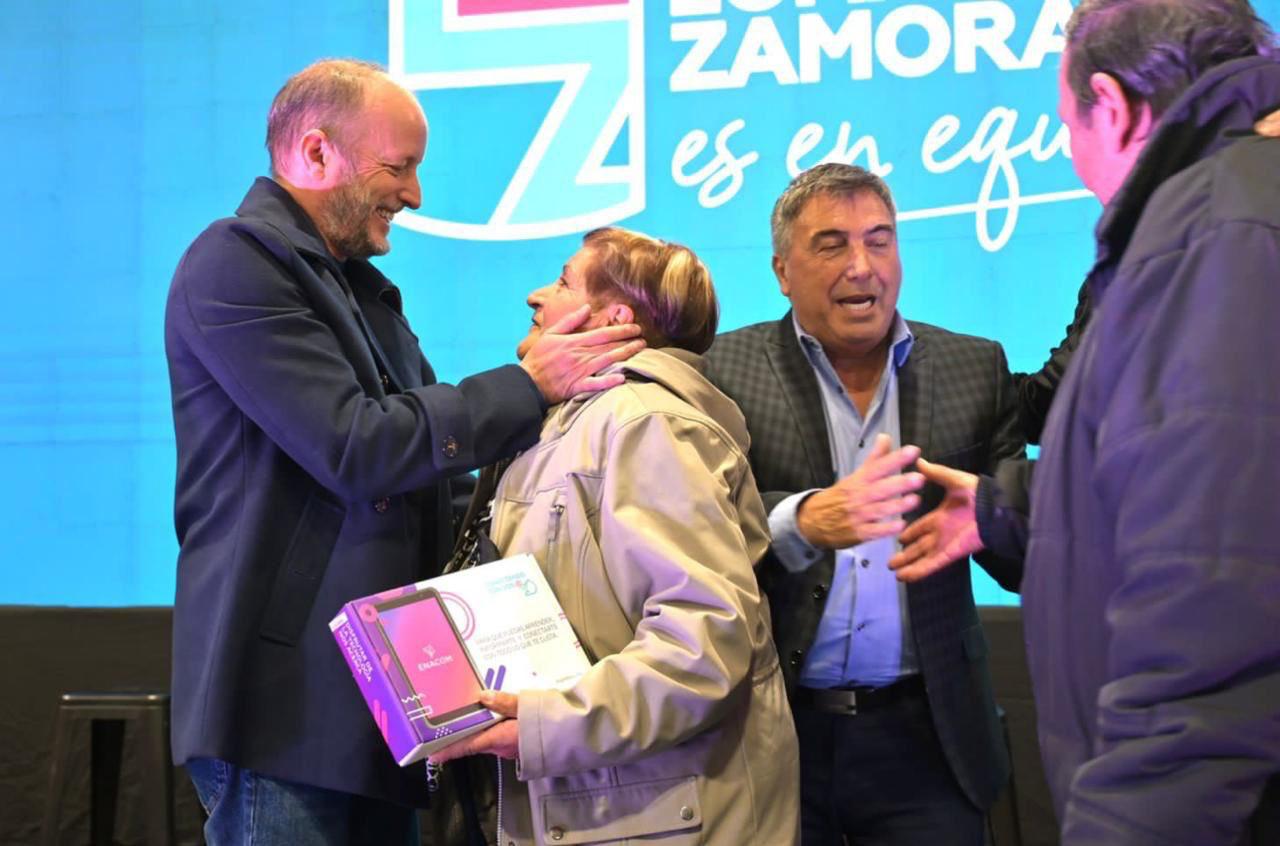 Entregaron 500 tablets de ENACOM a adultos mayores de Lomas de Zamora