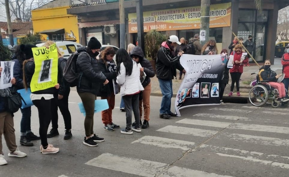 Denuncian al Sanatorio Burzaco por mala praxis: Familiares se movilizan para pedir Justicia