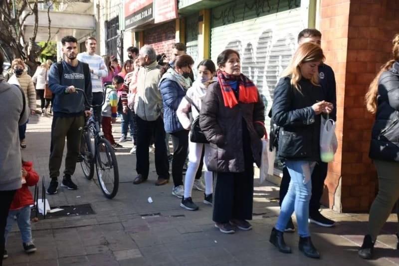 La Plata: Hizo cola durante horas para comprar figuritas pero cuando llegó al kiosko se terminaron