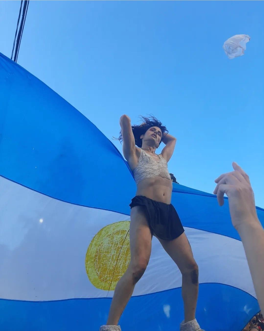 Una joven de Azul se volvió viral por festejar desnuda en un semáforo en La Plata