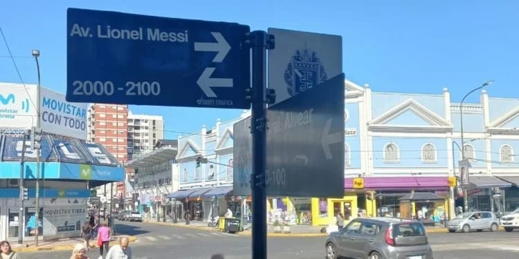 Sigue la fiebre por la "Scaloneta": En San Isidro la Avenida Santa Fe amaneció rebautizada como "Lionel Messi"