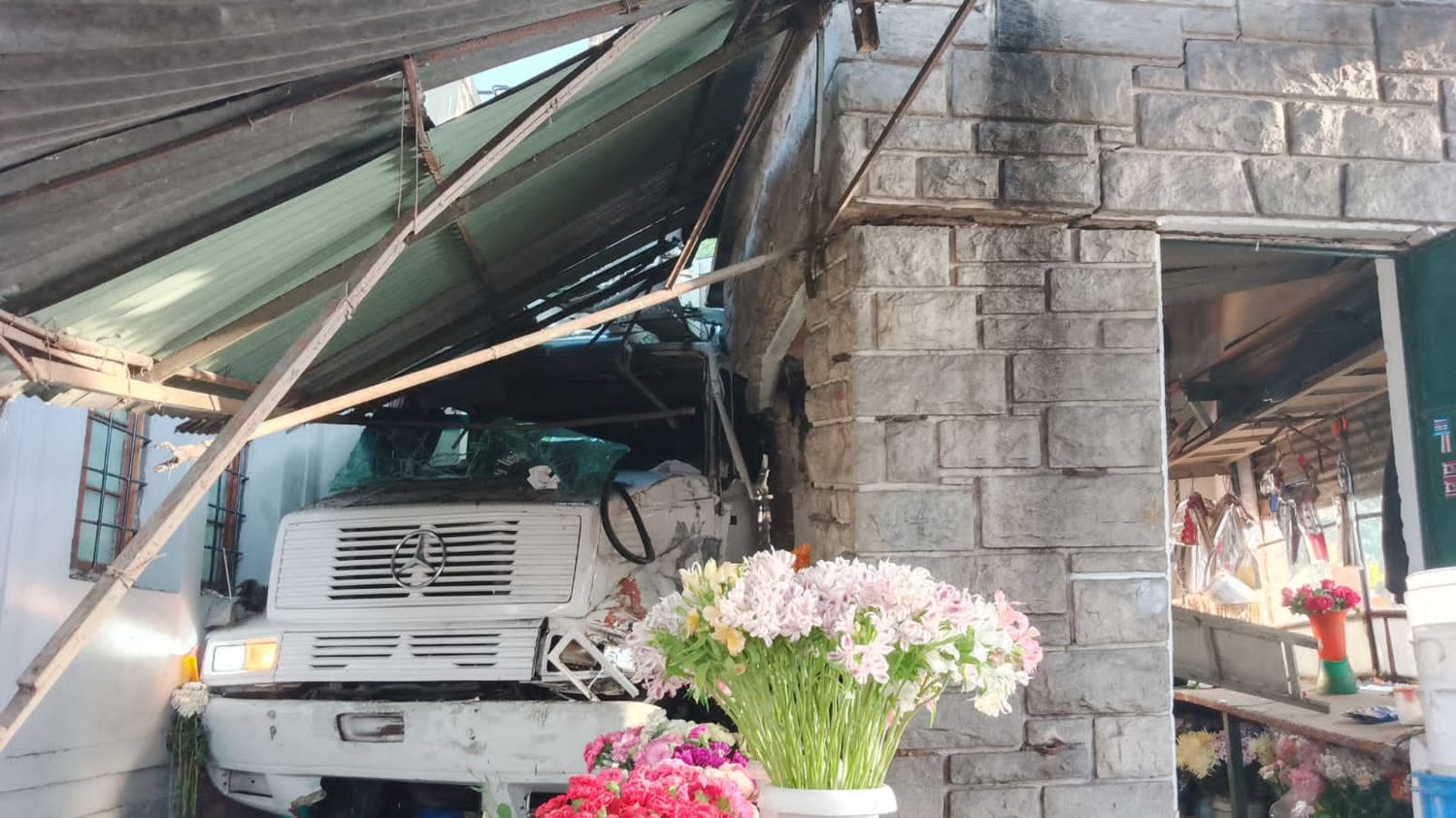 En Morón, San Valentín llegó con rosas y asado: Un camión de carne se estrelló contra un puesto de flores