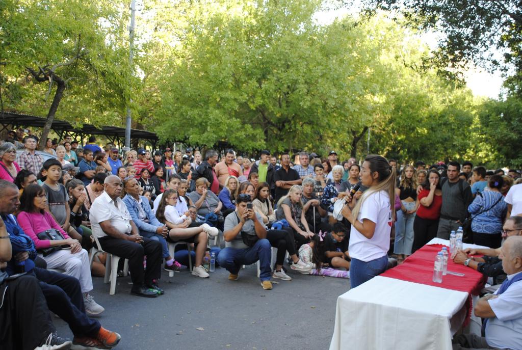 Arde Mar del Plata: A la Juventud Radical no le permitieron ingresar a la sede partidaria y coparon la puerta del Comité