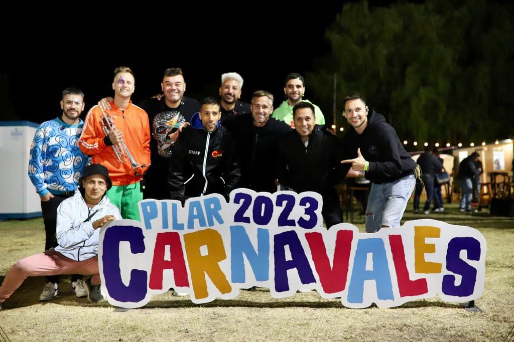 Pilar arrancó los carnavales y el Intendente celebró con los vecinos al ritmo de Los Caligaris