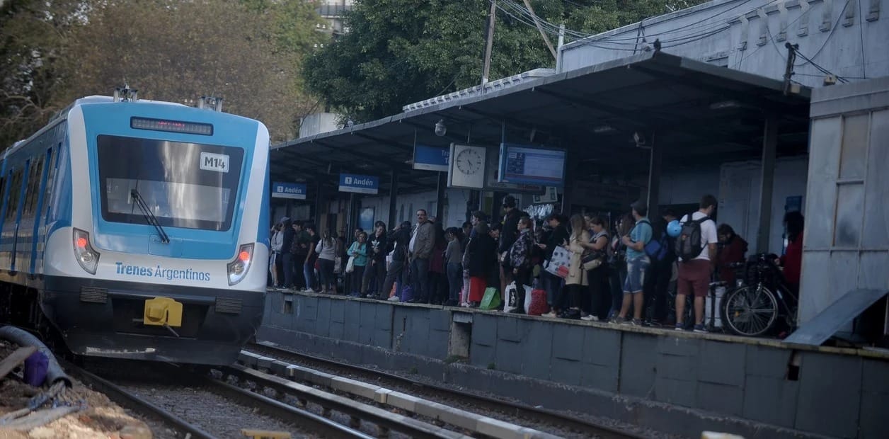 Lunes imposible: Además del paro en más de 50 líneas de colectivos, hay demoras en los trenes San Martín y Mitre