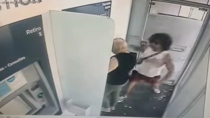 El video del brutal robo y la feroz golpiza a una jubilada dentro de un cajero automático en Coronel Suárez