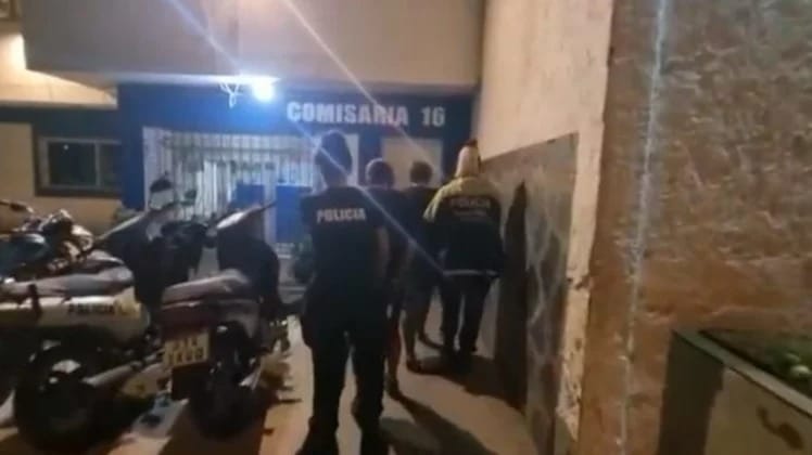 En Mar del Plata atacaron a piedrazos una comisaría para liberar a un joven acusado por robo: Hay tres detenidos