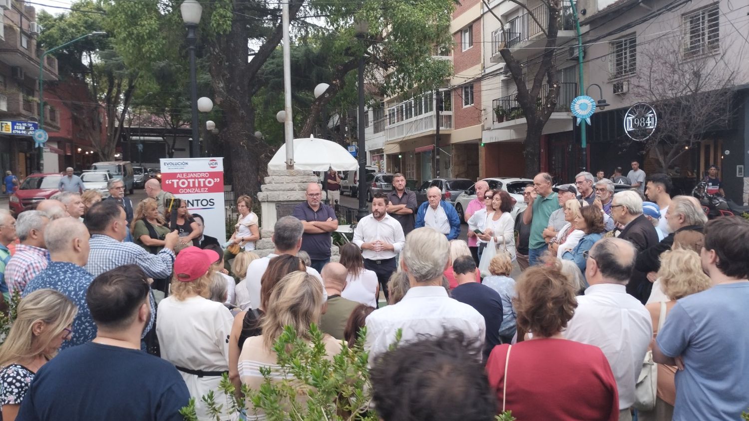Rumbo a las Elecciones 2023: Tetaz de recorrida por Vicente López junto a Alejandro “Totito” González