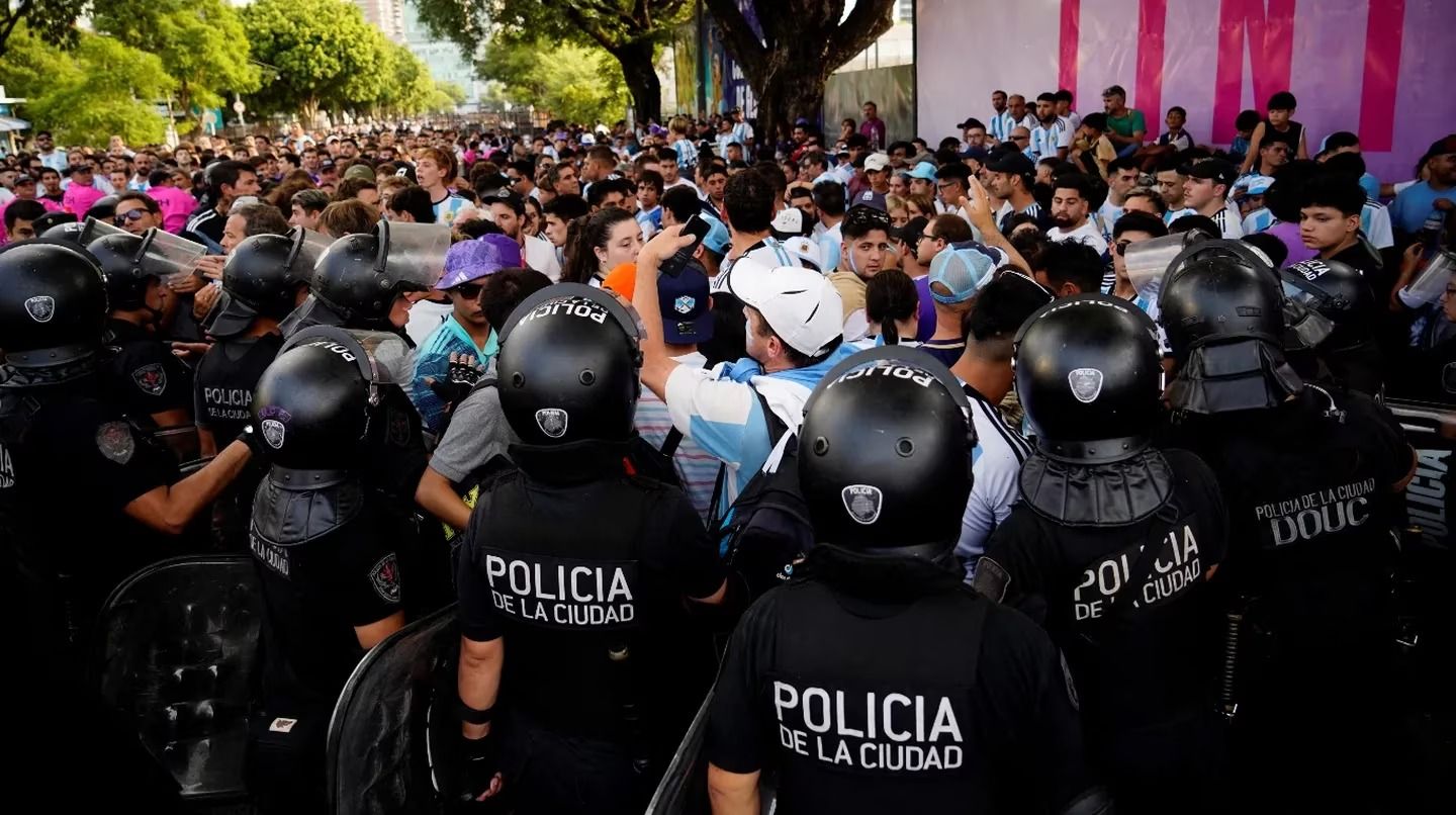 Argentina - Panamá: Bronca de hinchas tandilenses estafados con entradas truchas