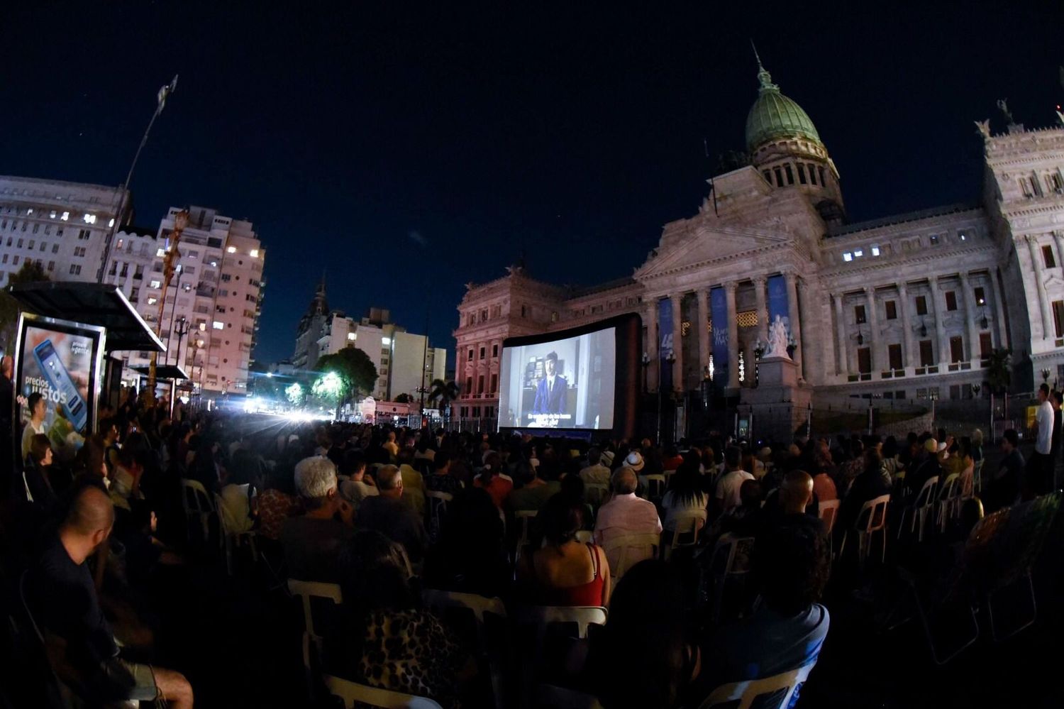 "Argentina, 1985" gratis en las escalinatas del Congreso: Más de 3 mil personas vieron la proyección de la película
