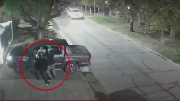 Video: Así un hombre asesinó a sangre fría a su amigo en Moreno luego de una discusión por WhatsApp