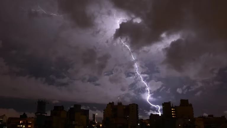El miércoles comenzó con lluvia y tormenta eléctrica en el Conurbano: Cómo sigue el clima el fin de semana largo