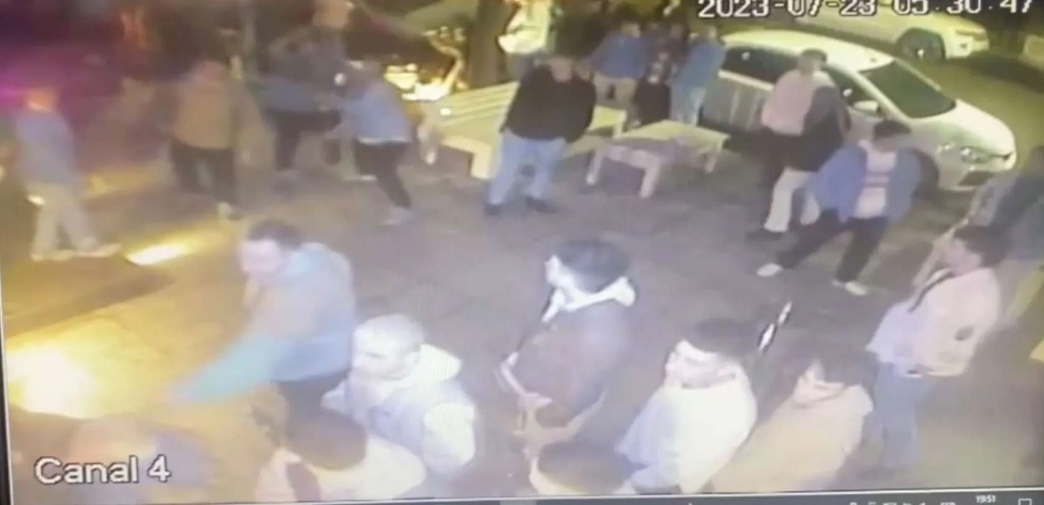Necochea: viralizaron videos de una brutal golpiza a la salida de un boliche y ahora echaron a los patovicas
