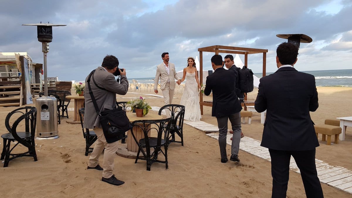 "Sí, acepto": El emotivo casamiento de Martín Yeza "con beso y Queen" en la playa de Pinamar