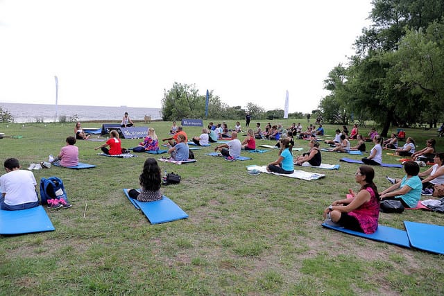 Encuentro de yoga frente al río en Martínez