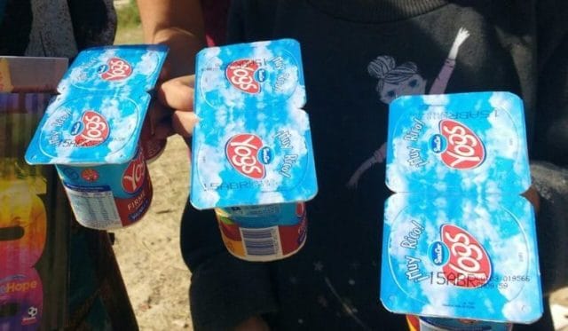 Denuncian que Jorge Nedela entrega yogures vencidos en los barrios de Berisso
