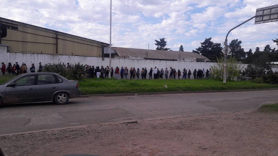 Multitudinaria fila de personas para conseguir 3 puestos de trabajo en una YPF de San Miguel 