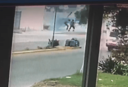 Video: El momento en que una pared se le cae encima a una mujer en Zárate y es rescatada