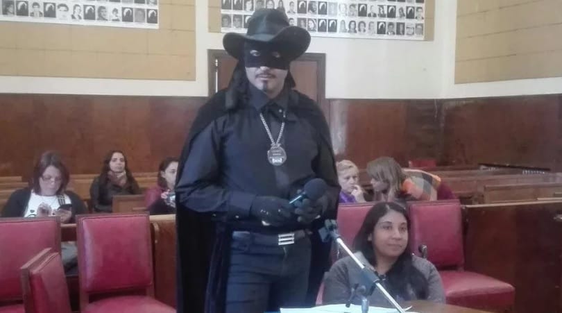 Mar del Plata: Un vecino se disfrazó de "El Zorro" para protestar en el Concejo Deliberante