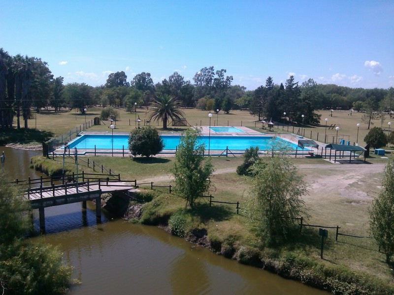 Camping balneario de Carmen de Areco Puente colgante y piletas con