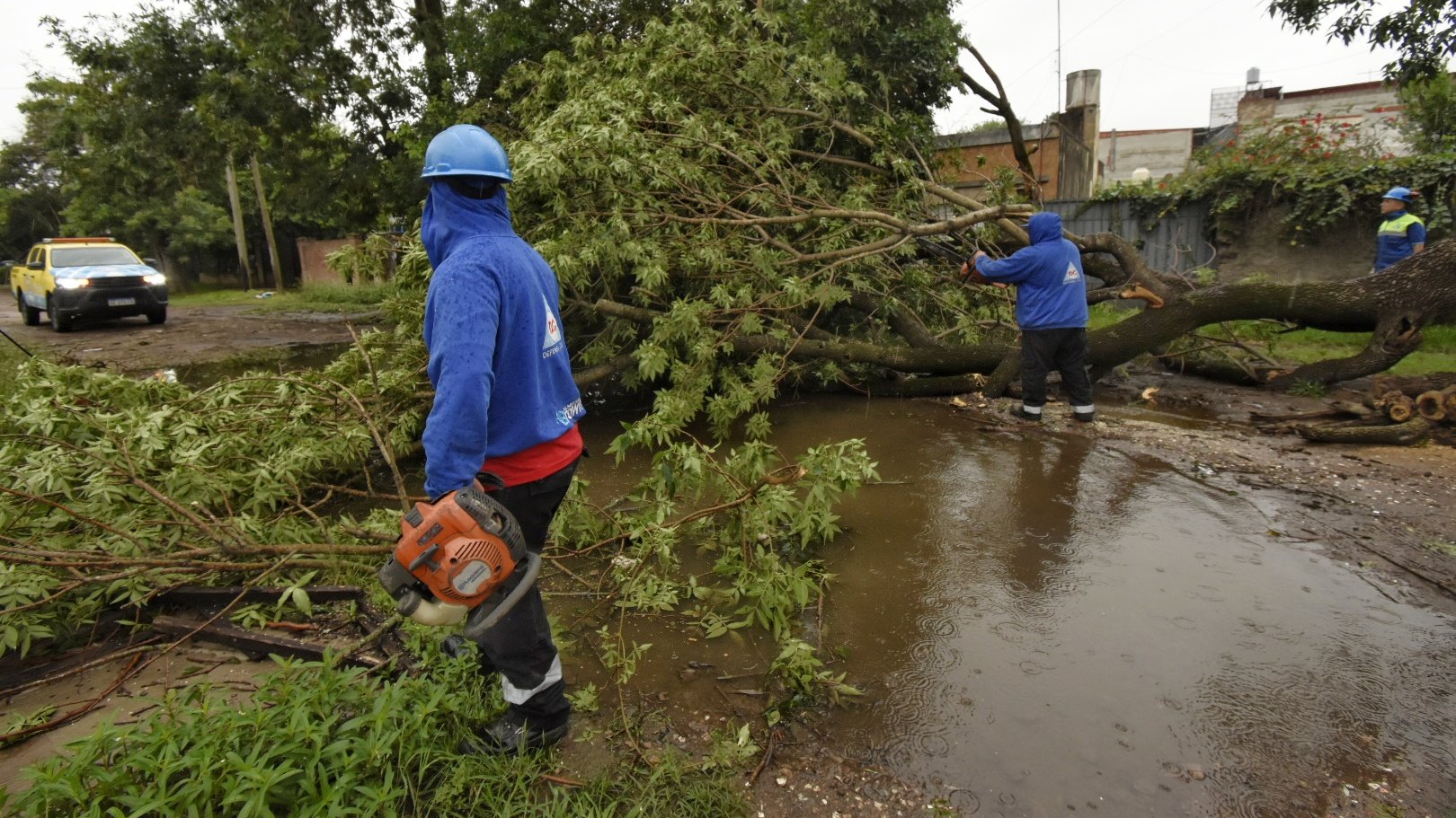 Secuelas de la tormenta: destrozó el natatorio de Independiente de Burzaco  - Noticias de Brown