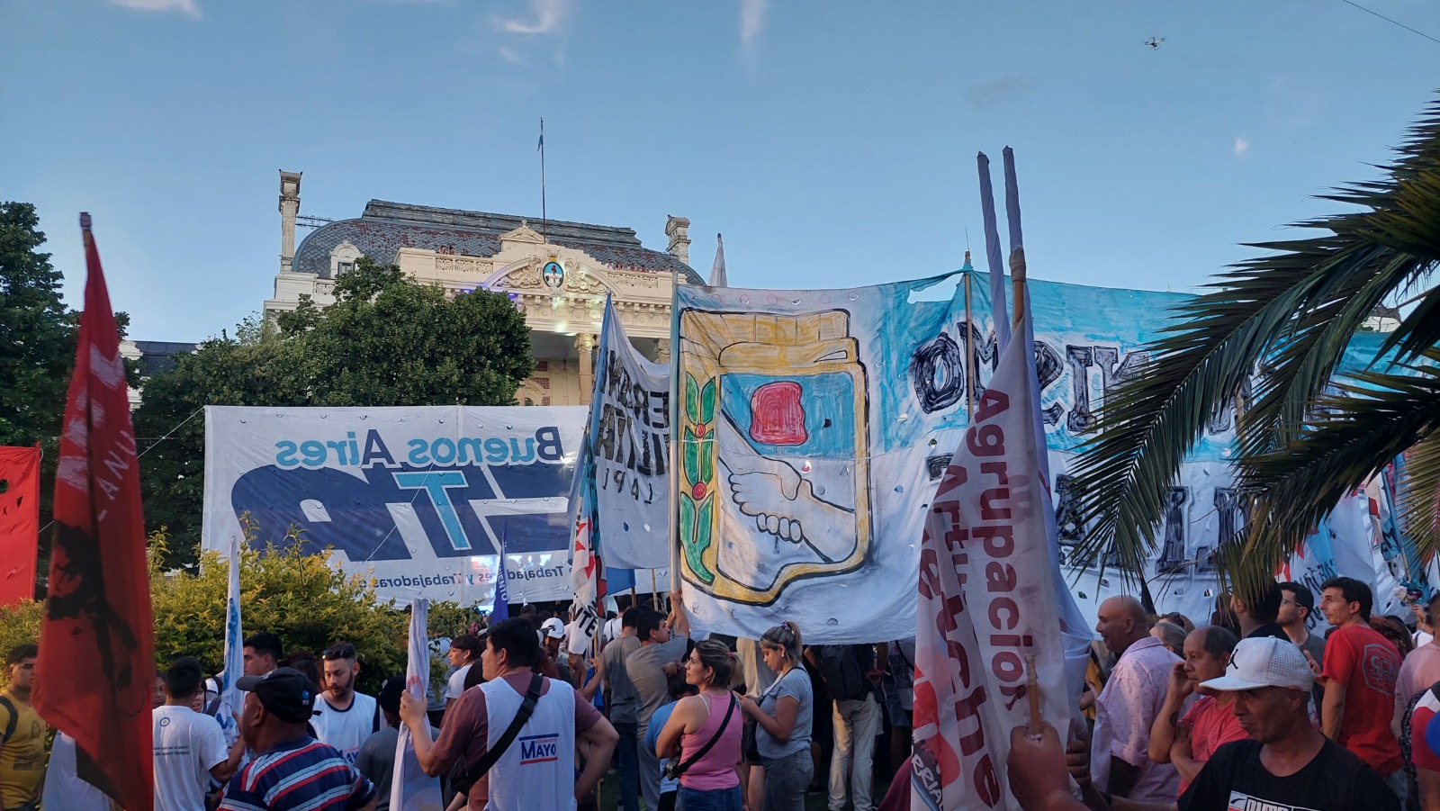 La militancia aguarda la salida de CFK.
