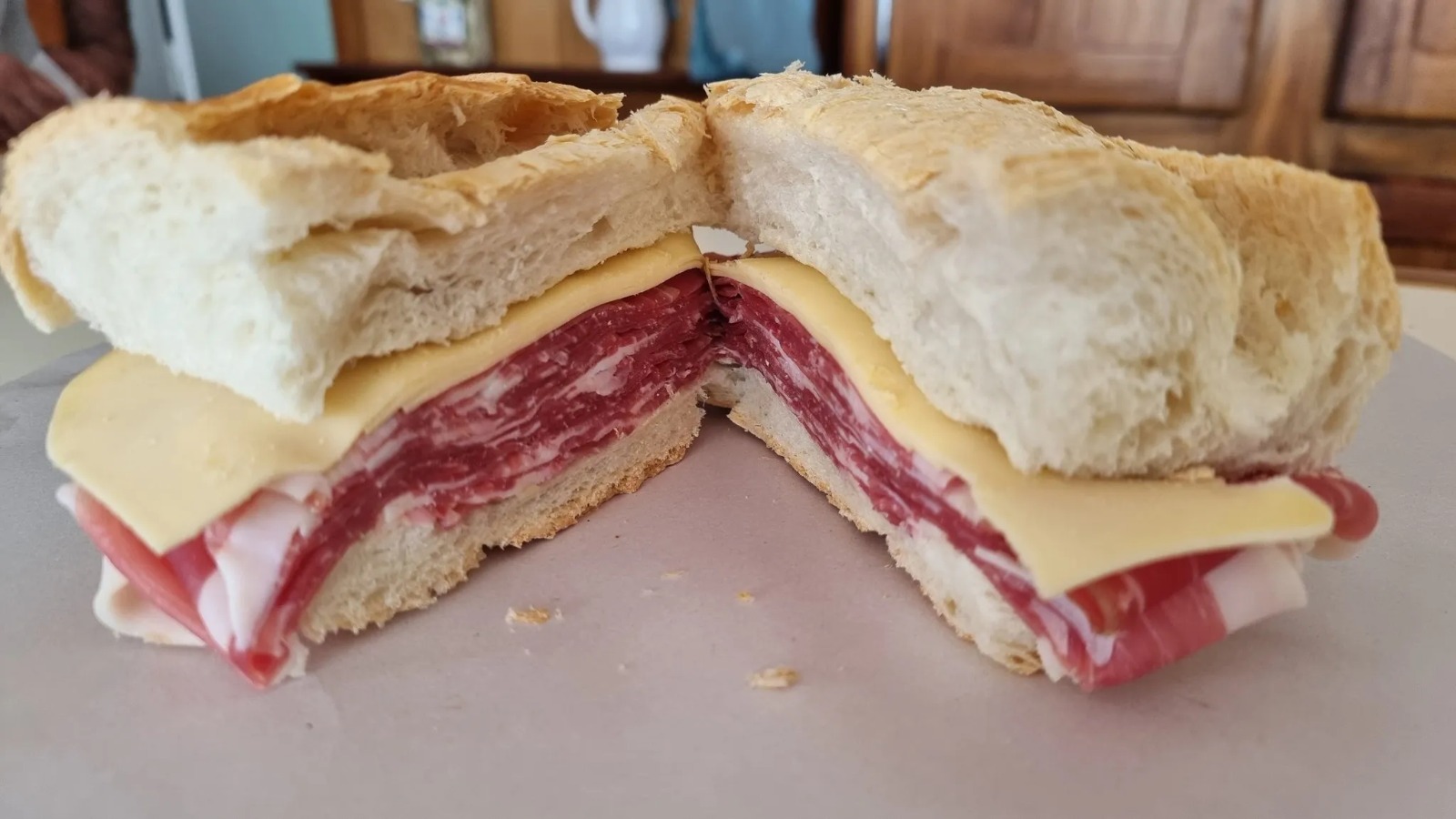 Panadería Roccuzzo - ¿Así o en Sandwich con Jamón y Queso la Rasqueta? 😋  De ambas formas podes disfrutar esta ricura gigante y deliciosa en nuestra  esquina o te la enviamos por