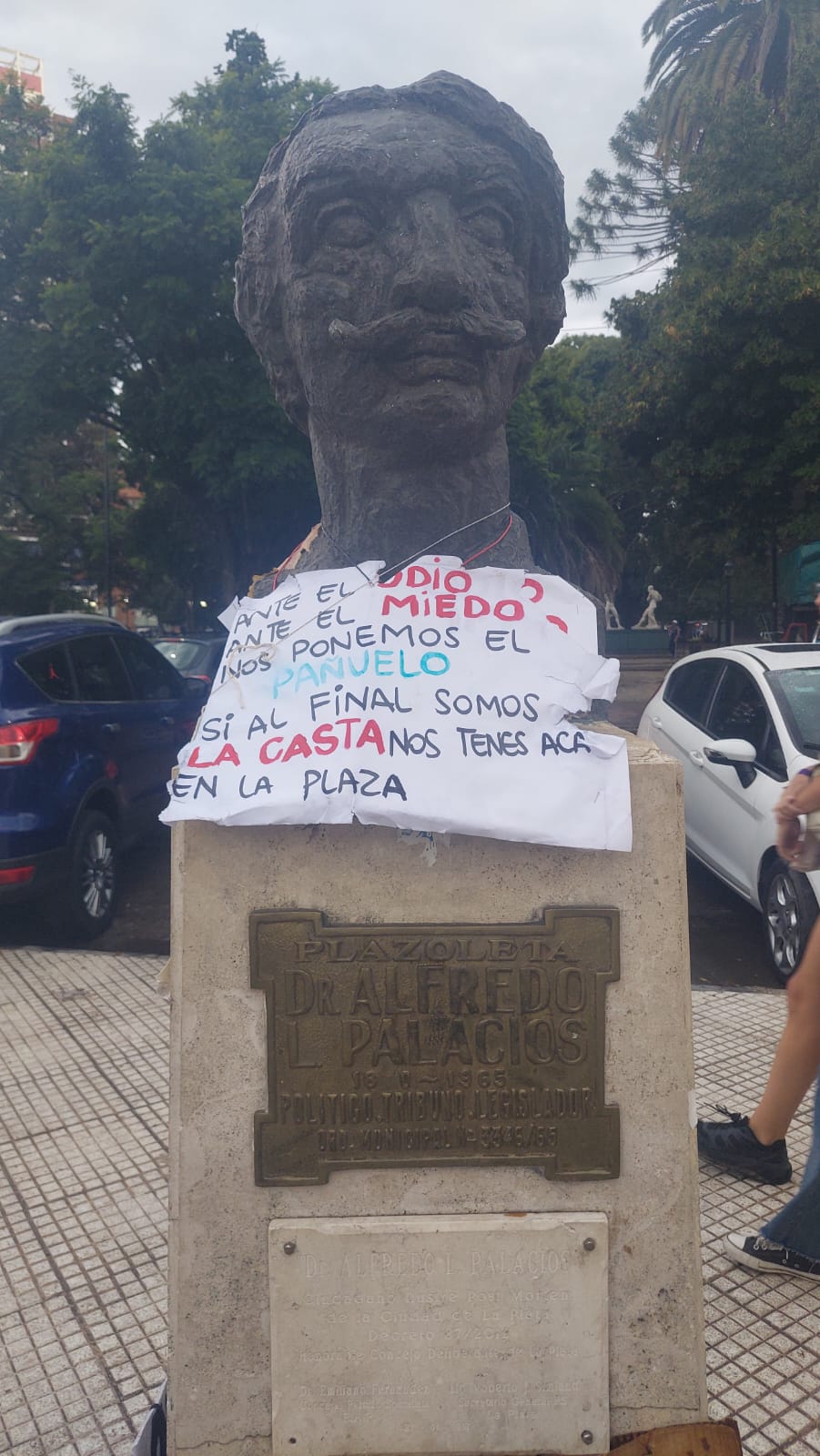 El busto de Alfredo Palacios en 7 y 50.