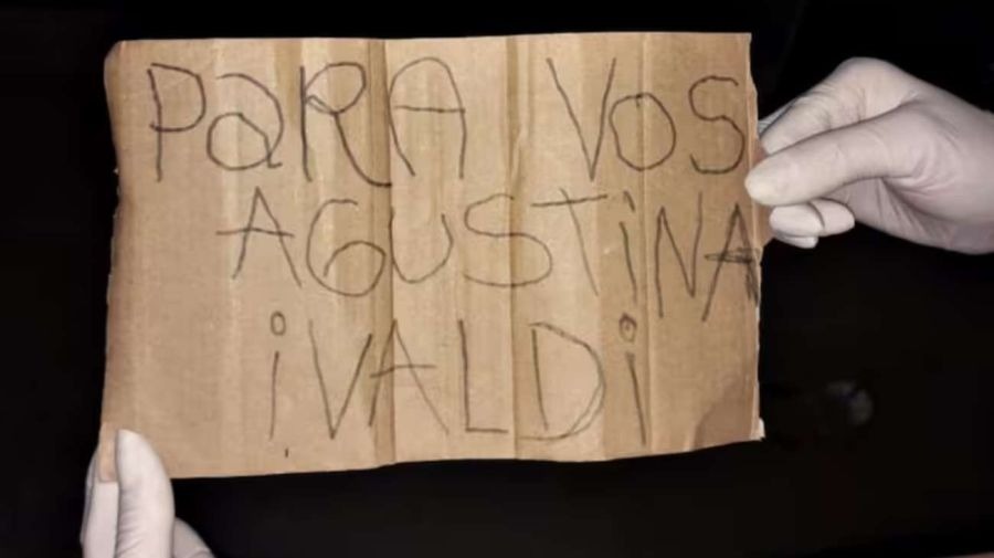 El cartel con la amenaza escrita que dejaron los agresores (FOTO: Perfil).