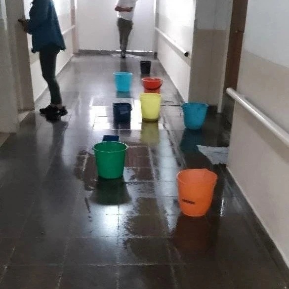 Los baldes colocados en diferentes instalaciones del Hospital Municipal.
