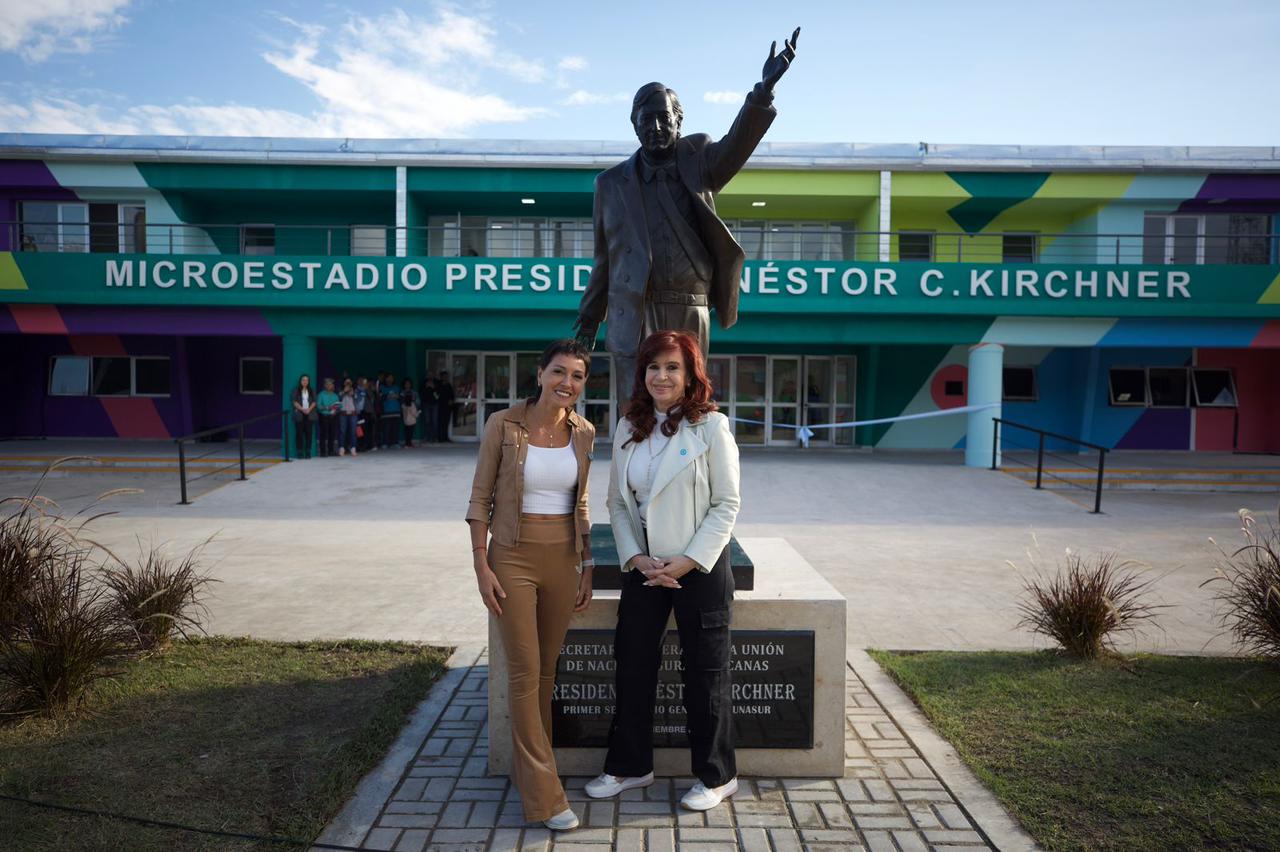 El monumento está implantado en el ingreso al Microestadio.