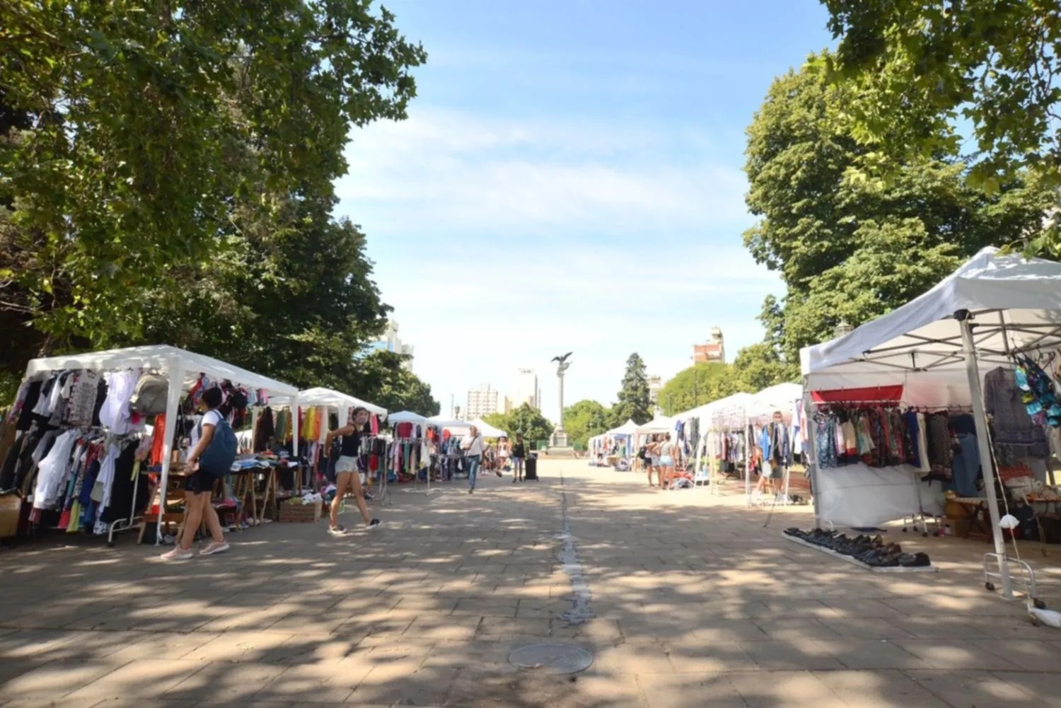 El regreso de los feria después de la pandemia habilitado con gazebos.