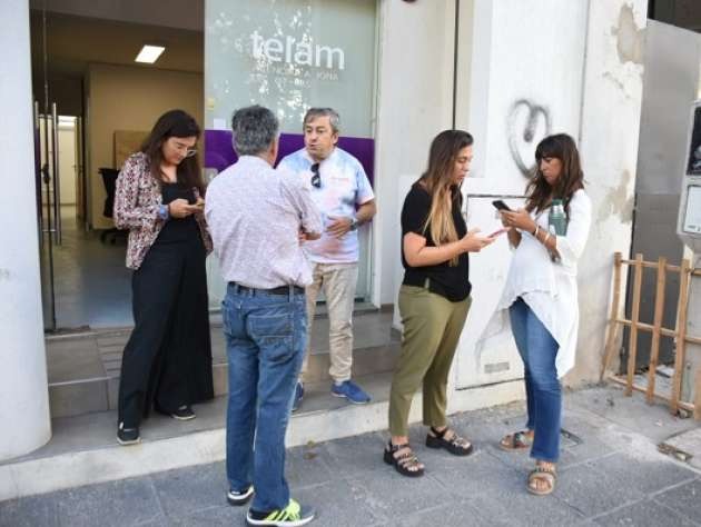 Los trabajadores en la puerta de la corresponsalía de Télam en La Plata.