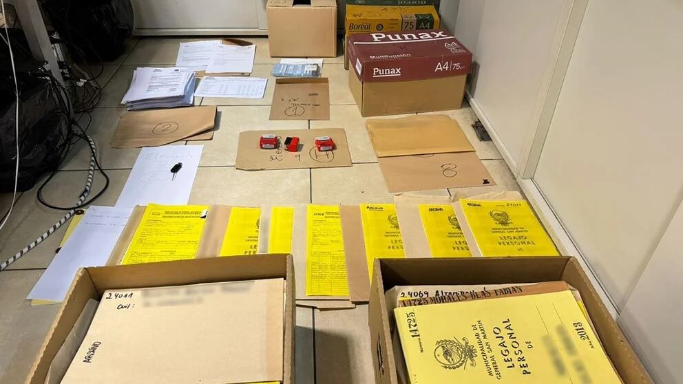 La documentación incautada en el procedimiento de la PFA en el municipio.