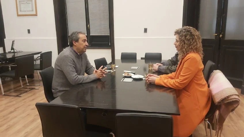 Martín Arrieta (quien certificó los avales), junto a Lourdes Arrieta y Enrique Thomas (FOTO: MDZ).