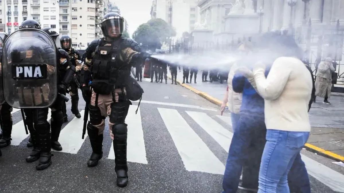 Represión en la jornada de tratamiento de la Ley Bases.