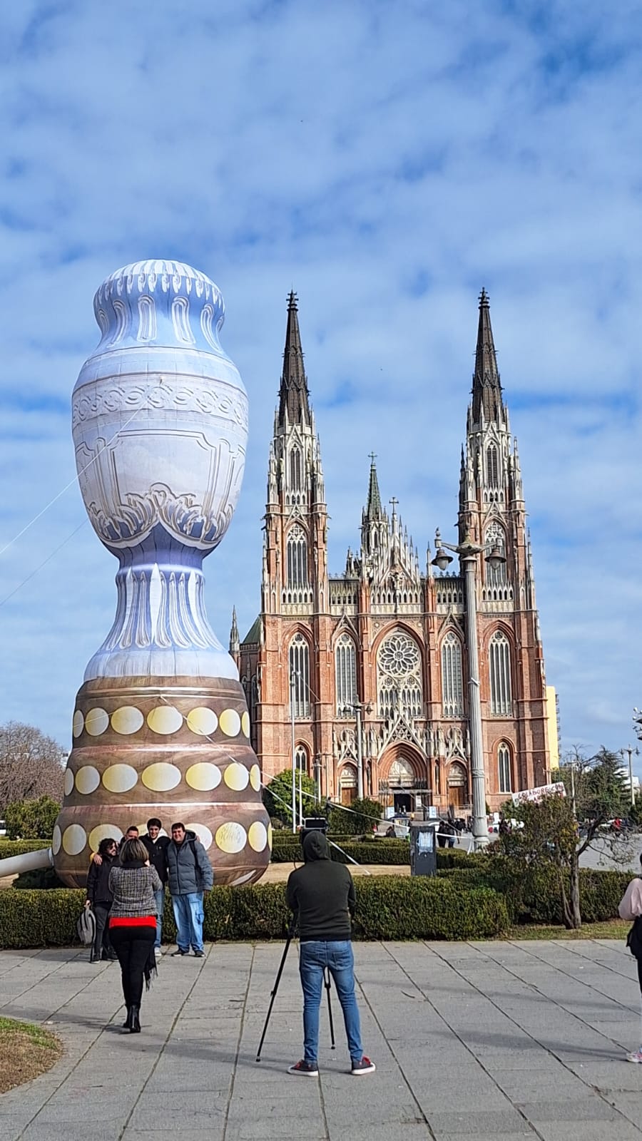 La Catedral de La Plata de fondo.