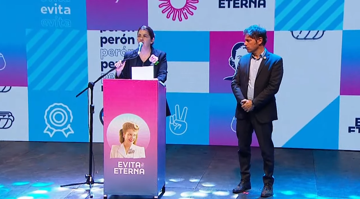 Mariel Fernández y Axel Kicillof en el acto homenaje por el 72° Aniversario de la muerte de Eva Perón.