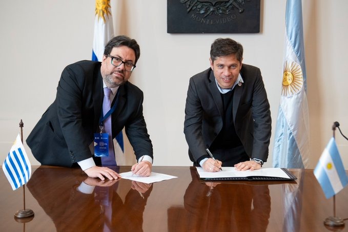 Axel Kicillof y intendente de Montevideo, Mauricio Zunino, en Uruguay.