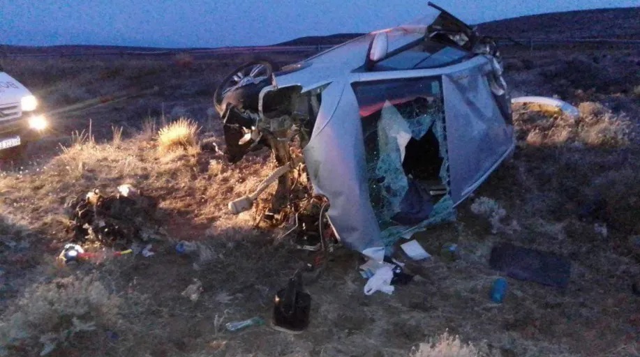 Impresionante accidente de dos bahienses en Neuquén: El fenómeno que hizo que el auto se deslizara fuera de la ruta